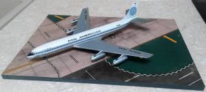 Boeing 707-321 на аэродроме Лос Анджелеса (основание от denisssmodels.ru)