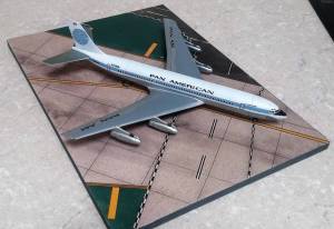 Boeing 707-321 на аэродроме Лос Анджелеса (основание от denisssmodels.ru)