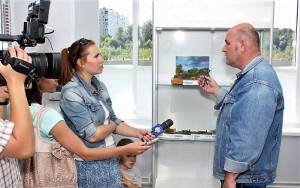 Аркадий Желудев дает интервью тележурналисту